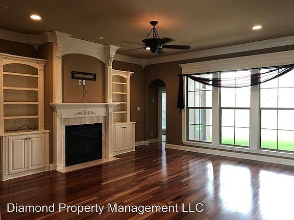 4th image of 400 Drury Ln