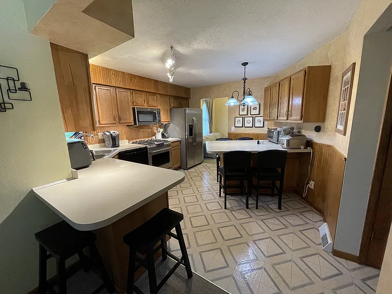 1708 Howlett Ln — Photo 5