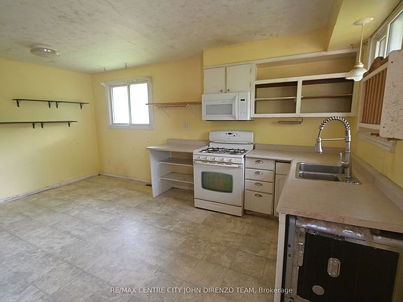 3rd image of 83 Confederation Dr