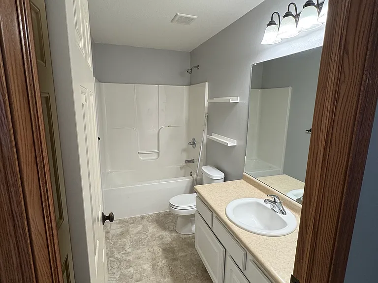 511 NW Benjamin Ct — Photo 15