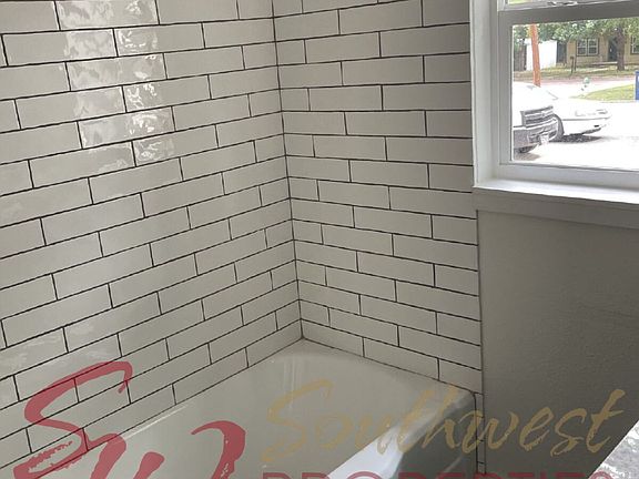 5th image of 440 E College St