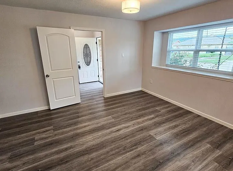 9327 Leader St — Photo 5