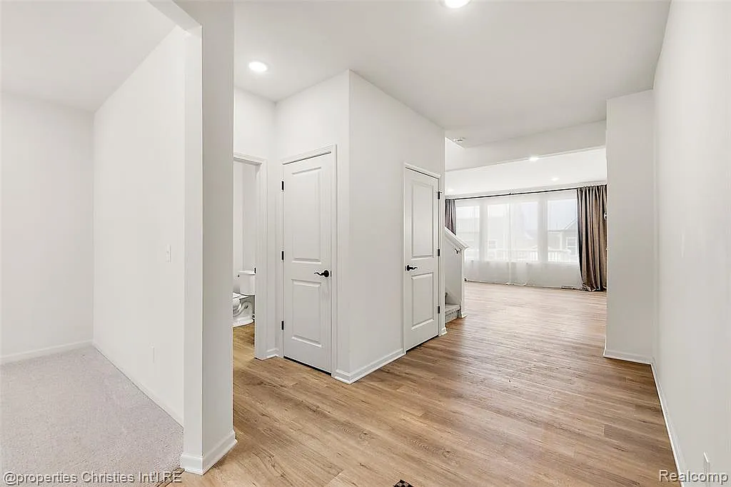 4 bed, 2.5 bath, 2504 sqft, $4,250 — Photo 2