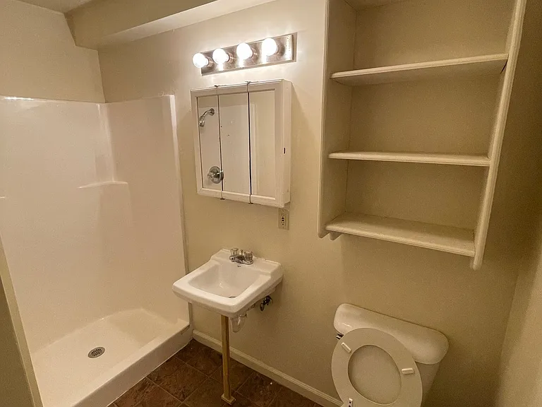 506 S Poplar St — Photo 8