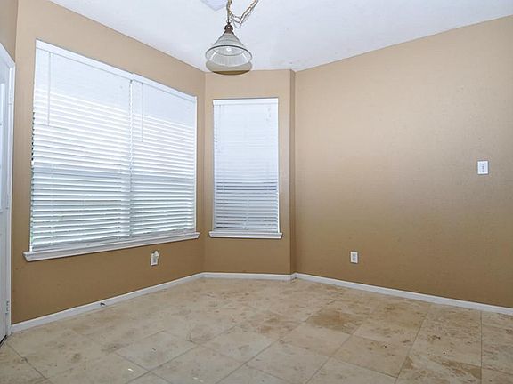 5th image of 17619 Magnolia Cir