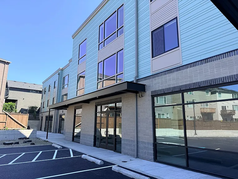 Abbey Creek Square Luxury Apartments — Photo 19