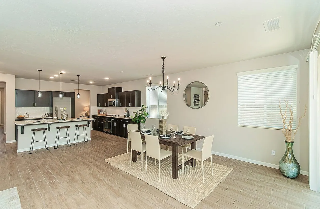 4 bed, 2014 sqft, $2,800 — Photo 4