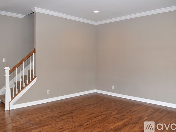 5th image of 2109 Herrick Ave