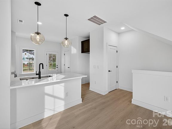 5th image of 1019 Carter Ave #31