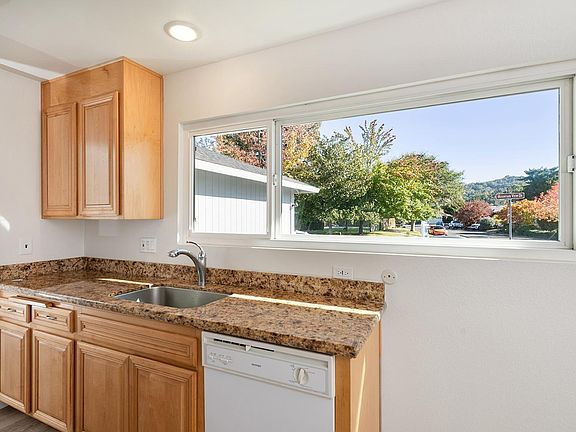 4th image of 201 Mountain View Drive