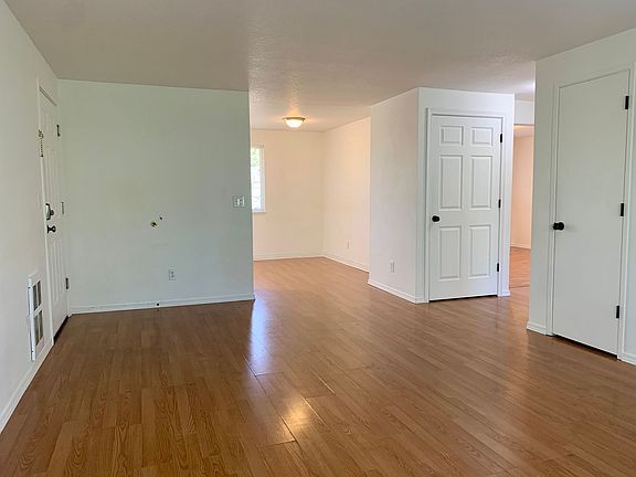 5th image of 1905 E Mill Plain Blvd #D