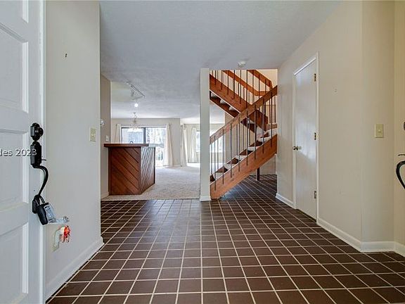 3rd image of 1 Gloucester Rd APT 402