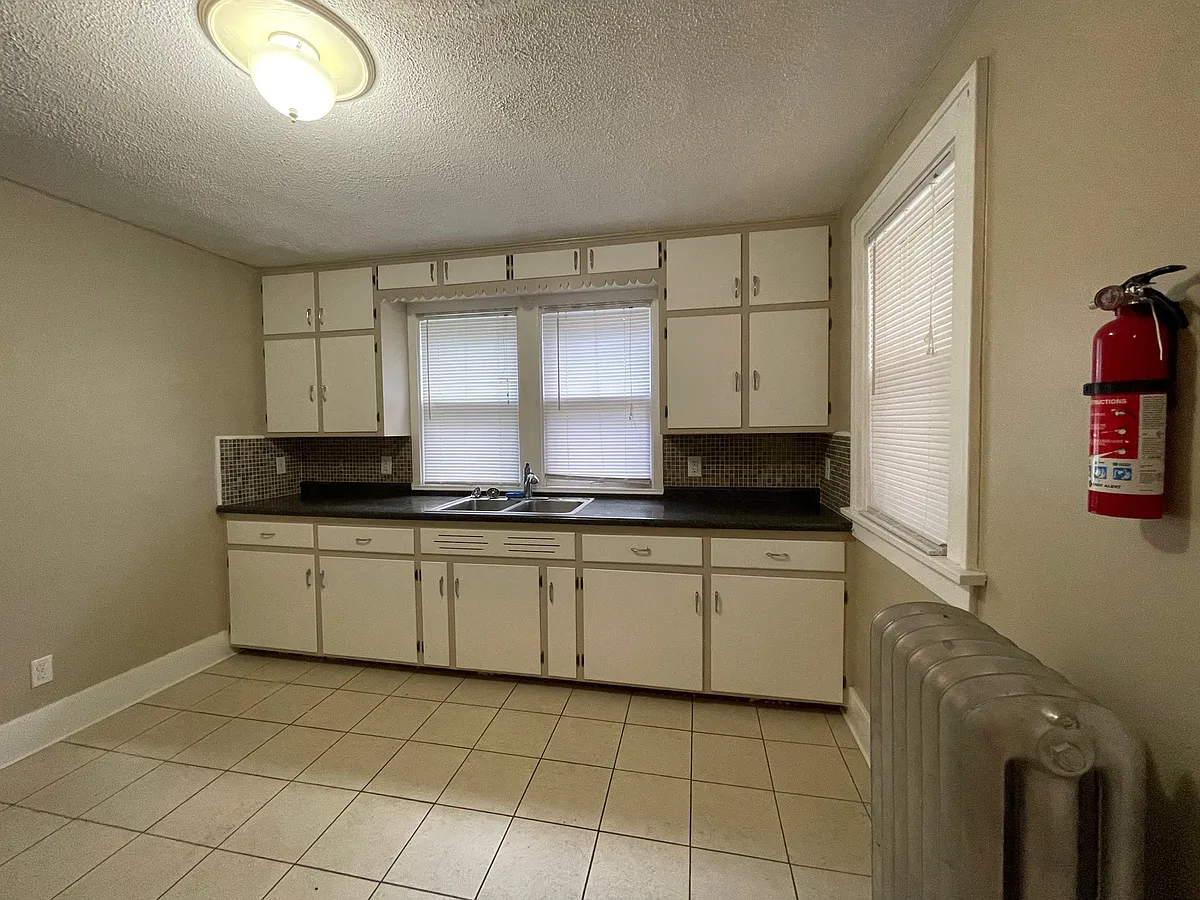 Building Photo - 1117 Oak St #3