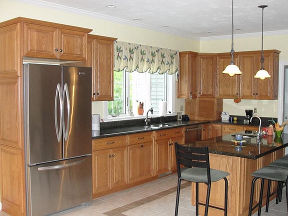 3rd image of 215 Cranbrook Dr