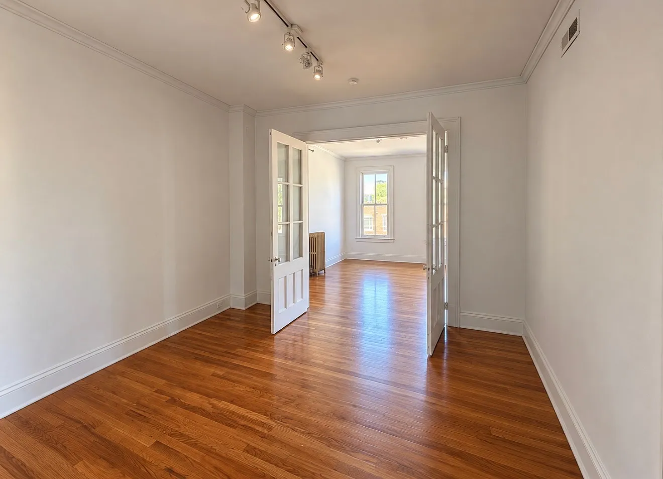 2 bed, 1.5 bath, 1300 sqft, $2,000 — Photo 4