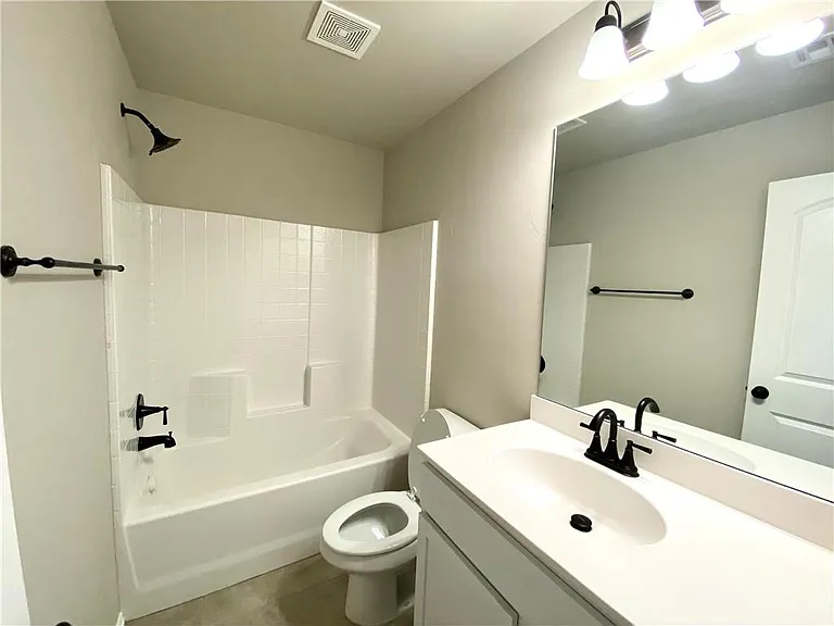 929 Tarry Town Dr — Photo 2