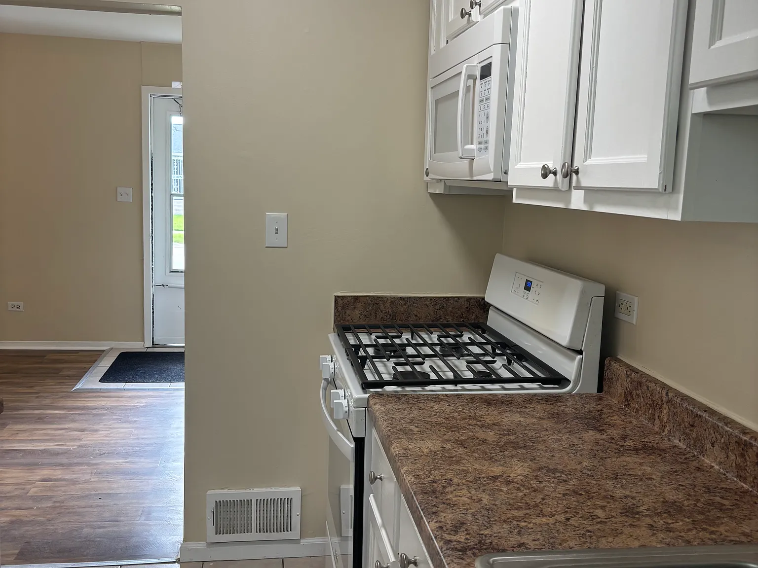 3 bed, 1000 sqft, $2,100 — Photo 4
