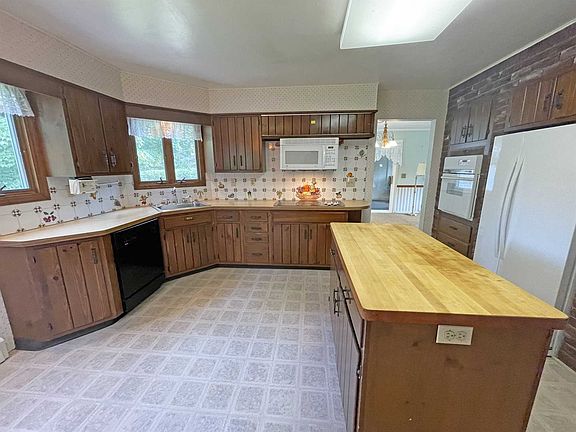 3rd image of 33 Fuller Ln