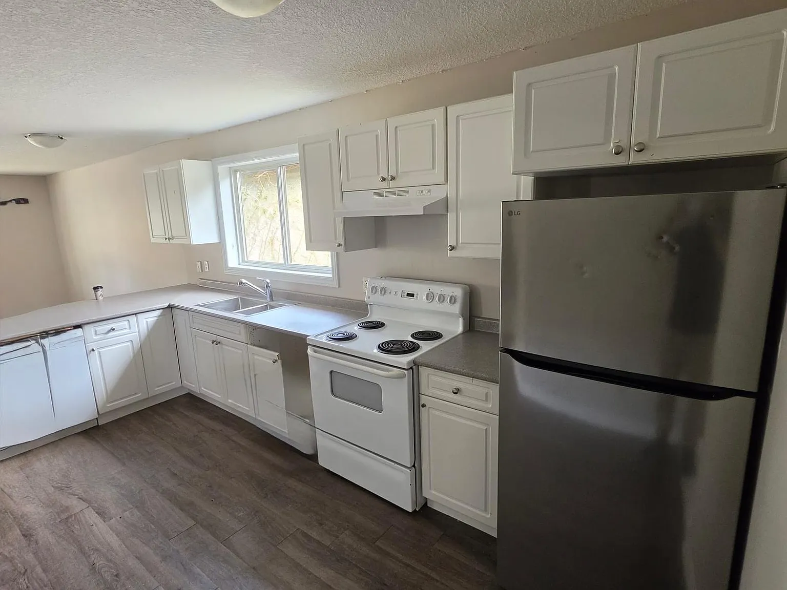 5-Bedroom House on Hyman Street! — Photo 3