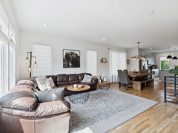 5th image of 231 Sterling Point Cir