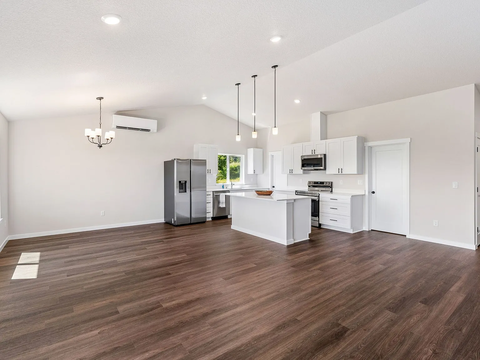 4 bed, 1850 sqft, $3,000 — Photo 2