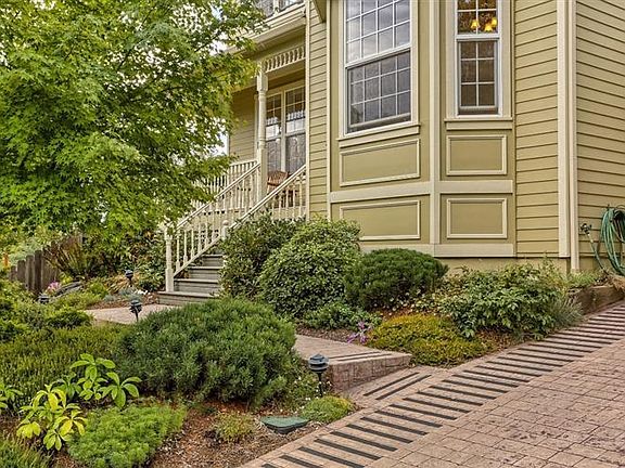 2nd image of 298 Luna Vista St