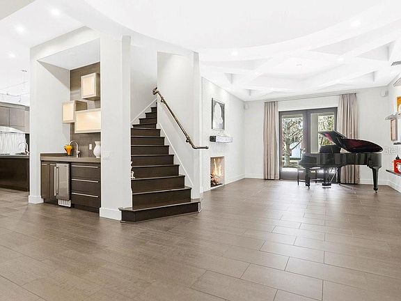 3rd image of 2550 Venetian Way