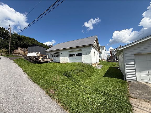 4th image of 300 E Main St