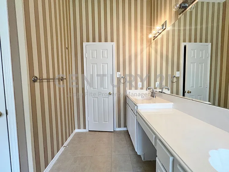 7700 Glenoaks Dr — Photo 15