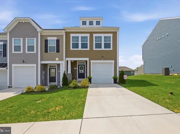 107 Clifton Mnr, Falling Waters, WV 25419