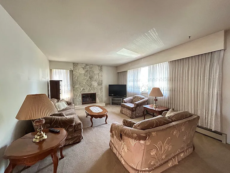 4902 Gladstone St #UPPER — Photo 1