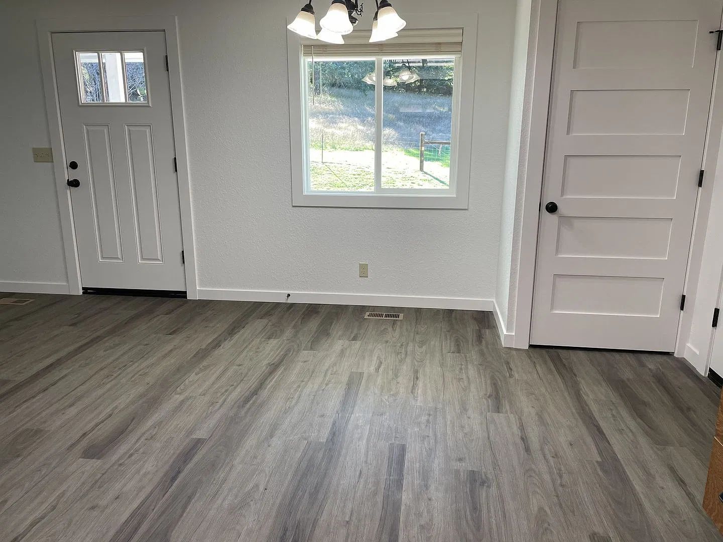 Yoncalla newly remodeled 3 bedroom 1 bath with garage — Photo 3