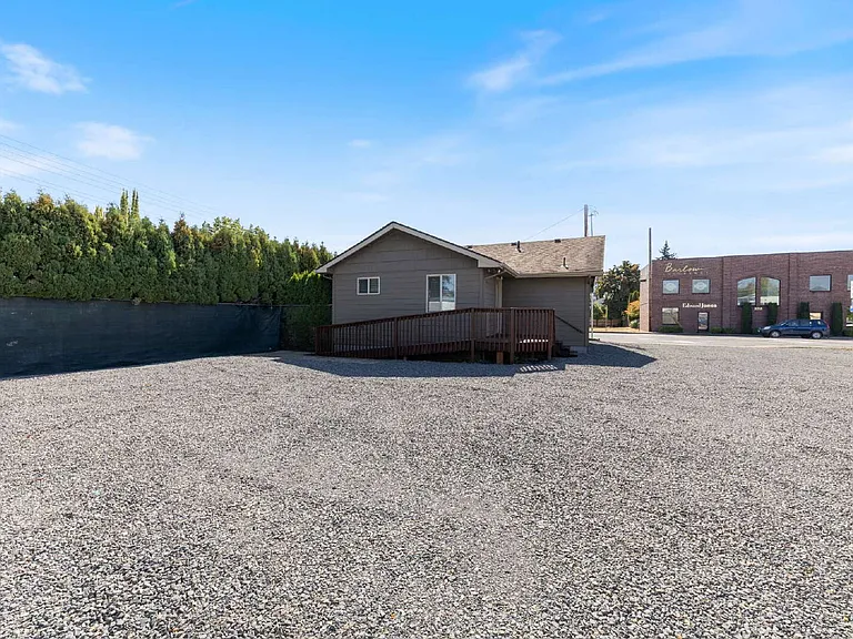 1027 NE 3rd St — Photo 26