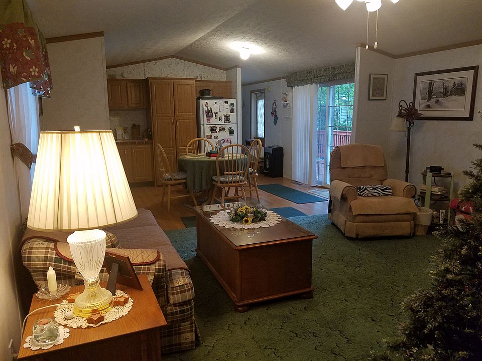 Living room/ dining area