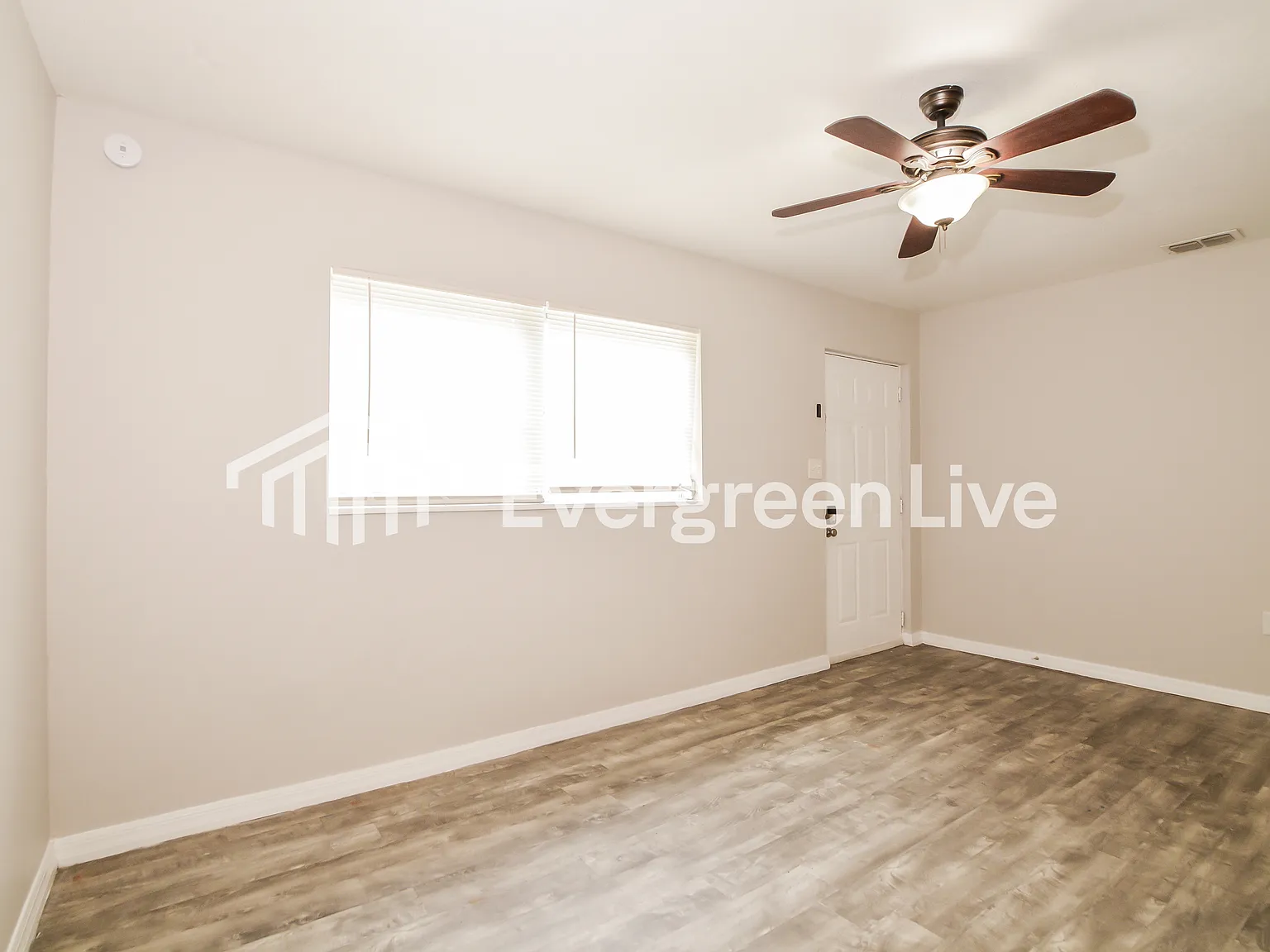 4 bed, 2.0 bath, 1560 sqft, $1,525 — Photo 3
