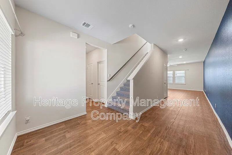 4 bed, 3.0 bath, 2473 sqft, $1,900 — Photo 4