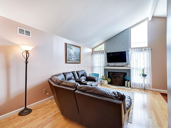 5th image of 5883 Branchwood St