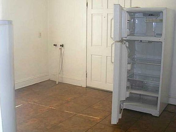 3rd image of 2903 Earlscourt Ave