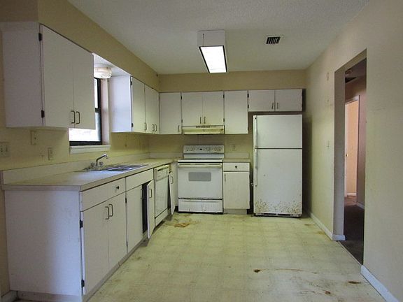 3rd image of 949 Saint Clair St
