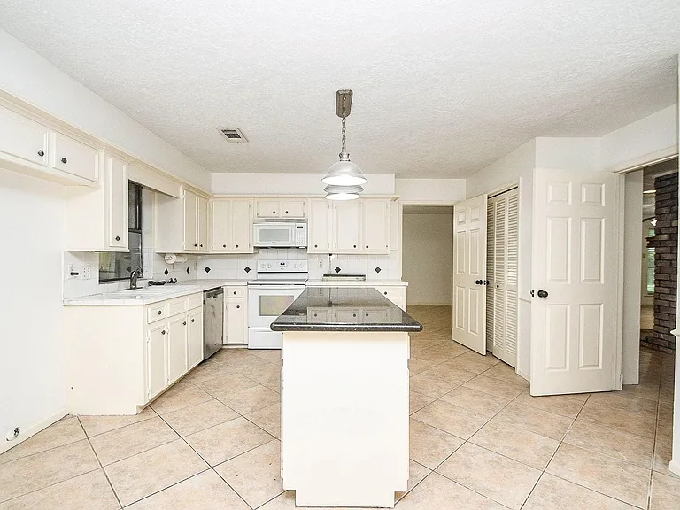 6702 Spring Leaf Dr — Photo 33