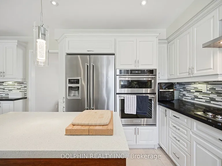 1090 Vanier Dr — Photo 9