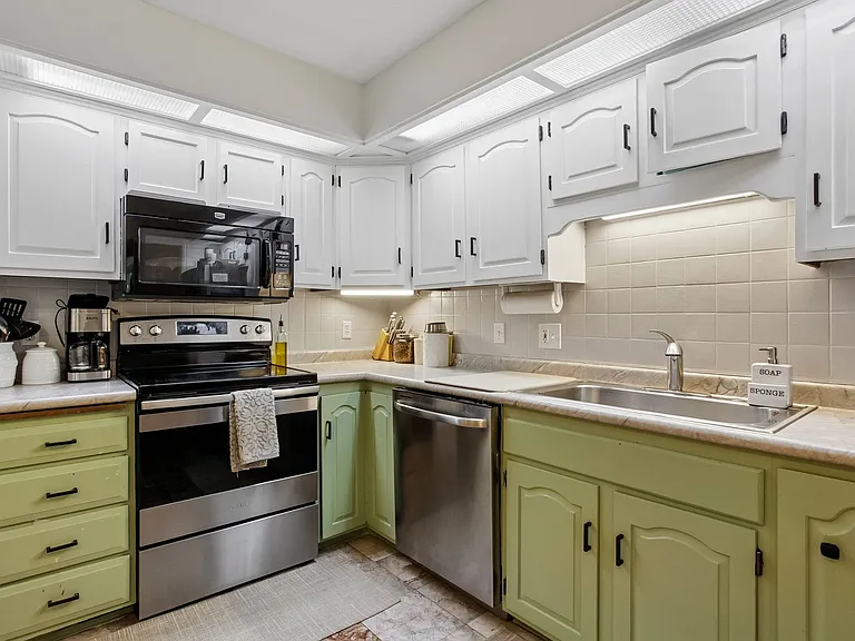 2502 S Yarrow St — Photo 11