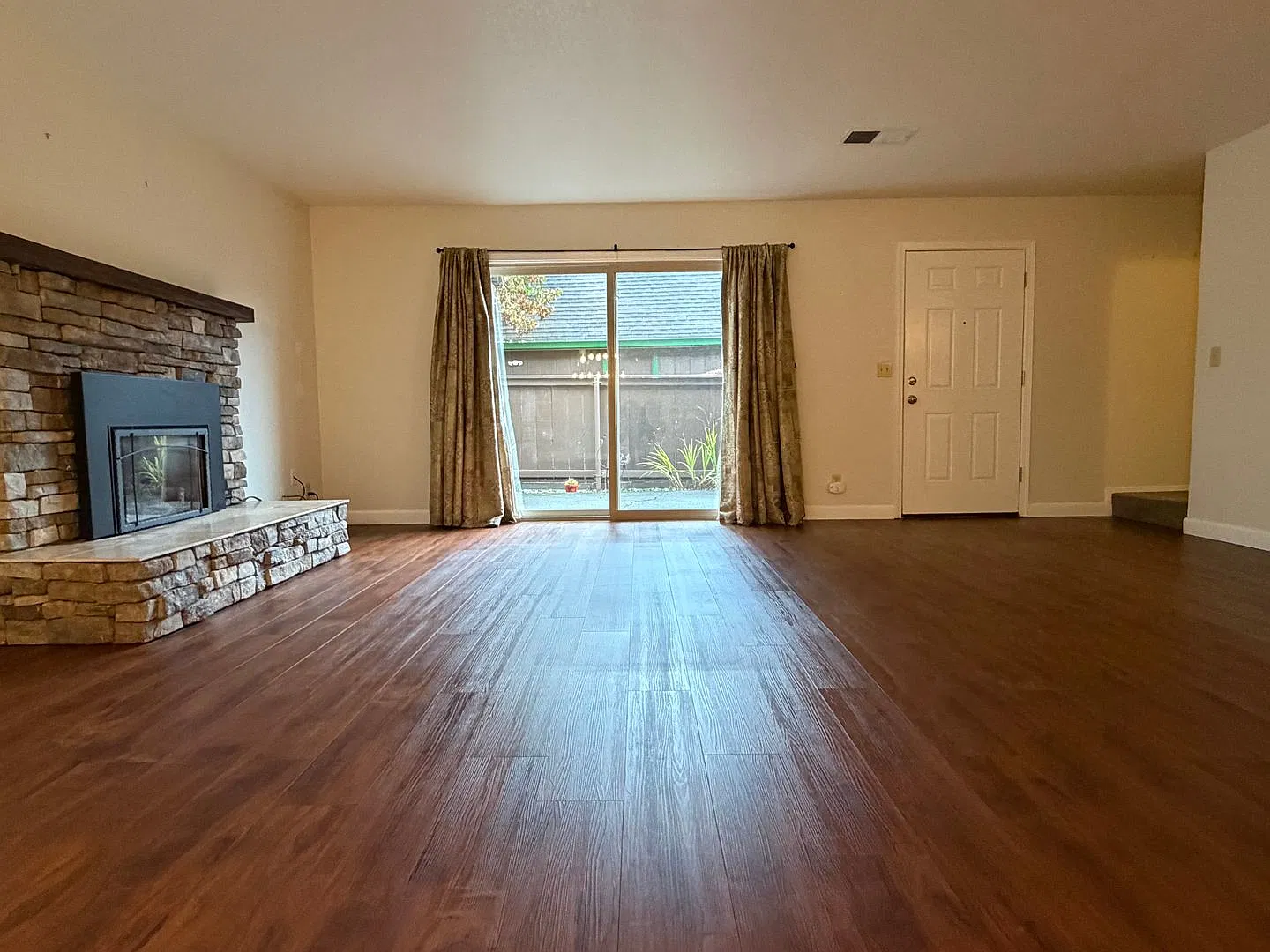 Quiet 3/1.5 Condo with detached garage in north Eureka — Photo 3
