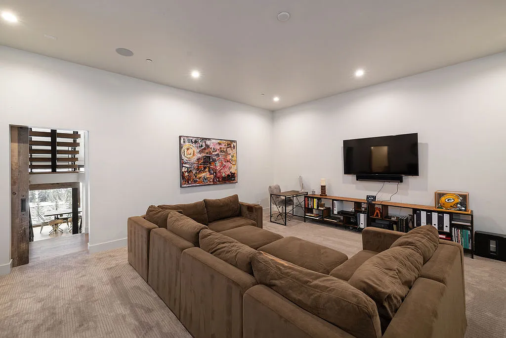 4 bed, 4.5 bath, 3732 sqft, $17,500 — Photo 3