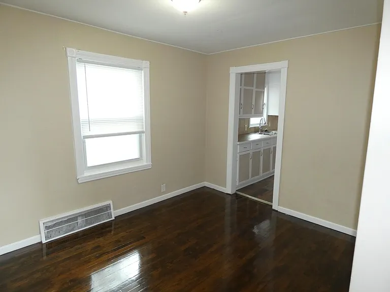 24307 Lexington Ave — Photo 8