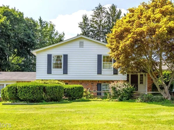 1881 W Bend Dr, Bloomfield Hills, MI 48302