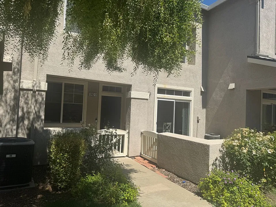 3162 Golden Crest Cmn #3