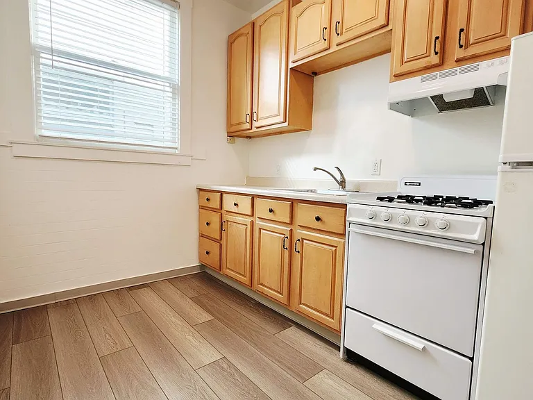 305 Franklin St — Photo 5