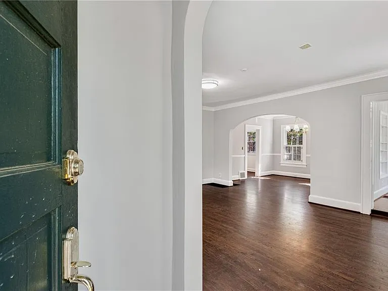 666 Yorkshire Rd NE — Photo 3