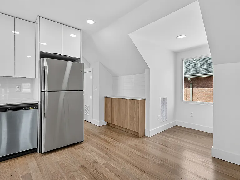 46 Hudson Ave #C — Photo 9